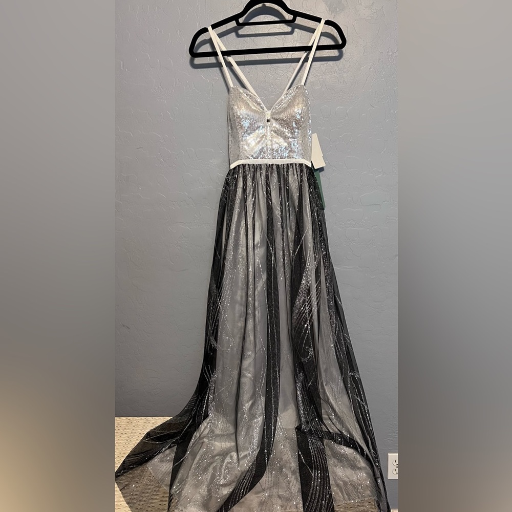 Prom dress•Silver & black with a little white •size 7/8•new with tags